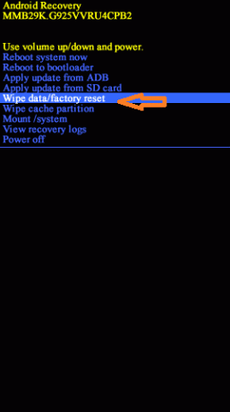 Het Android-herstelscherm verschijnt waarin u Wipe datafactory reset selecteert. U kunt de volumeknoppen gebruiken om door de beschikbare opties op het scherm te gaan en u kunt de aan / uit-knop gebruiken om de gewenste optie te selecteren.