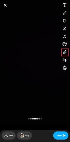 Tryk på papirclips-ikonet i den lodrette værktøjslinje i højre side af skærmen. | Sådan tilføjer du et link på Snapchat