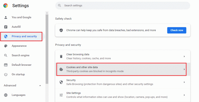 ตอนนี้ ในบานหน้าต่างด้านซ้าย ให้คลิกที่ Privacy and security และในบานหน้าต่างด้านขวา ให้คลิกที่ Cookies and other site data 