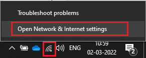 Щелкните правой кнопкой мыши значок Wi-Fi, отображаемый в правом углу экрана, и выберите «Открыть настройки сети Интернет».
