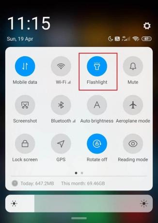 Потягніть вниз панель сповіщень, увімкніть ліхтарик, натиснувши піктограму ліхтарика