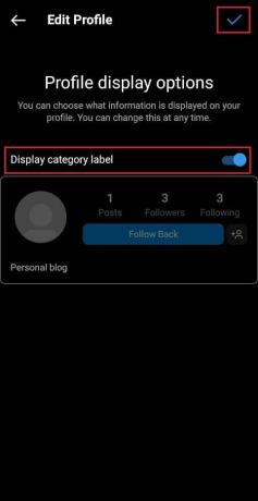 Dezactivați comutatorul pentru eticheta de categorie de afișare și atingeți pictograma bifă | Cum să eliminați o categorie de pe Instagram