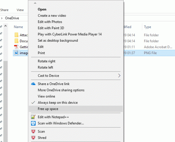 Fare clic con il pulsante destro del mouse sul file che si desidera spostare in OneDrive e selezionare Libera spazio