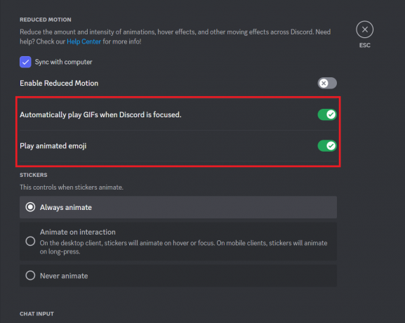 Zapněte možnost Automaticky přehrávat obrázky GIF, když je zaměřena Discord, a Přehrát animované emotikony