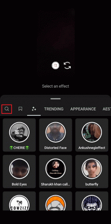 Tik op het zoekpictogram in de linkerbovenhoek van het pop-upmenu met filtereffecten | Hoe Runaway Aurora Filter op Instagram te krijgen