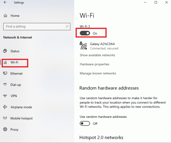 Eikite į „Wi-Fi“ skirtuką kairiojoje srityje ir įjunkite „Wi-Fi“ parinktį, kad įjungtumėte „Wi-Fi“.