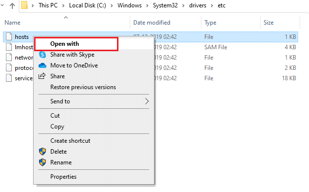 Agora, selecione e clique com o botão direito do mouse no arquivo hosts e selecione a opção Abrir com 