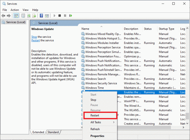 . Leta upp Windows Update-tjänsten och klicka på Starta om. Tjänsterna är listade i alfabetisk ordning.