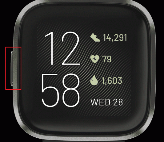 Pressione e segure o botão liga / desliga no seu Fitbit Versa 2 até que a tela fique preta e o relógio vibre