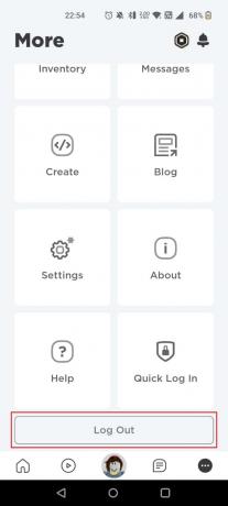 नीचे स्वाइप करें और नीचे लॉग आउट पर टैप करें Roblox पर खाते स्विच करें