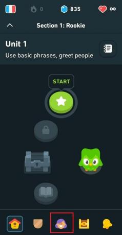 Åpne Duolingo-appen og trykk på ansiktsikonet nederst på skjermen.