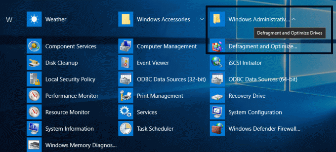 Abra el menú Inicio y navegue a Todas las aplicaciones Herramientas administrativas de Windows y haga clic en Herramienta de desfragmentación de disco