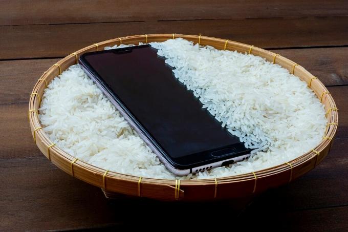 Lassen Sie das Telefon in einer Tüte Reis