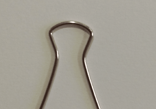 Neem nu een paperclip en buig deze in U-vorm