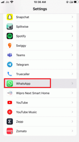Seleziona WhatsApp dal menu