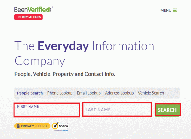 BeenVerified की आधिकारिक वेबसाइट खोलें, खोज बार के फ़ील्ड में नाम टाइप करें, और खोज बटन पर क्लिक करें