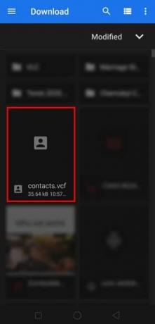 ダウンロードセクションに移動し、contacts.vcfファイルを選択します。