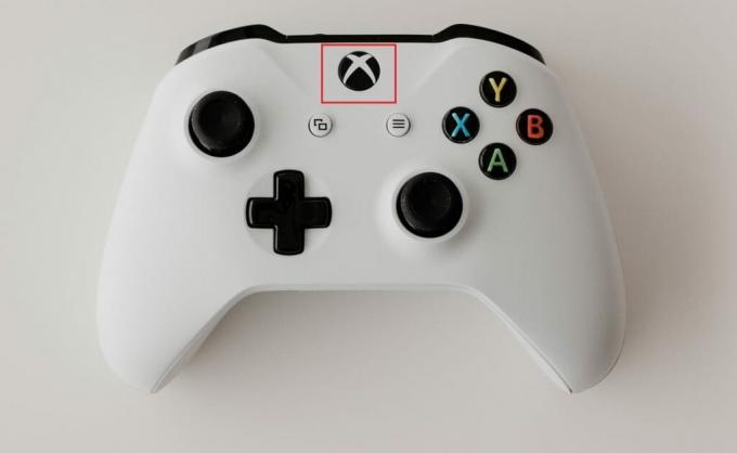 Paspauskite ir palaikykite valdiklio Xbox mygtuką