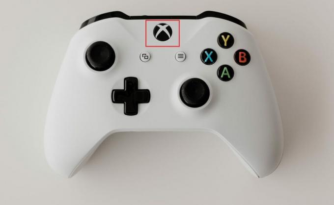 Trykk og hold Xbox-knappen på kontrolleren
