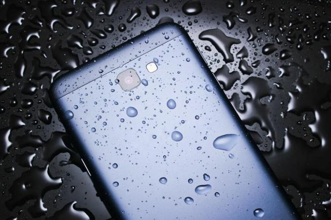 Ako ochrániť telefón pred poškodením vodou