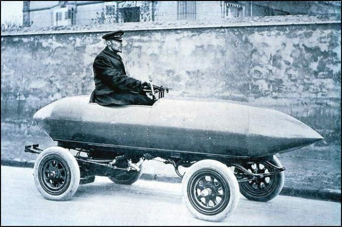 Перший автомобіль La Jamais Contente на швидкості понад 100 км/год