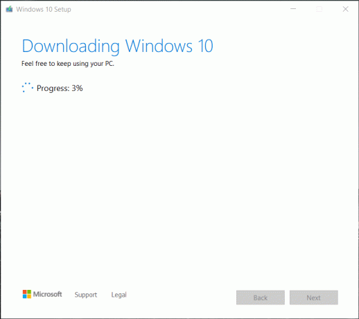 Das Medienerstellungstool beginnt mit dem Herunterladen von Windows 10