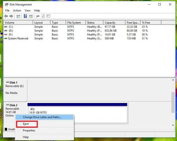 Ar peles labo pogu noklikšķiniet uz tā un izvēlieties izstumt. Šajā gadījumā jūs varat izņemt USB, izmantojot diska pārvaldnieku. - Novērsiet problēmu ar USB lielapjoma atmiņas ierīces izņemšanu