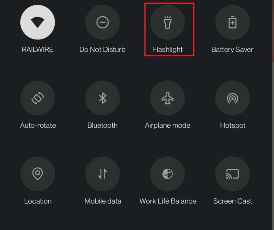 Перетягніть вниз панель сповіщень на пристрої. Торкніться Ліхтарик | Як увімкнути ліхтарик на телефоні Android