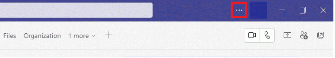 Noklikšķiniet uz ikonas ar trim punktiem blakus savam profila attēlam pakalpojumā Teams. Novērsiet, ka Microsoft Teams videozvans nedarbojas