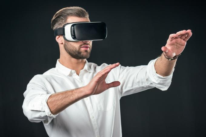Bărbat care folosește căști VR | Tot ce știm despre căștile Apple ARVR