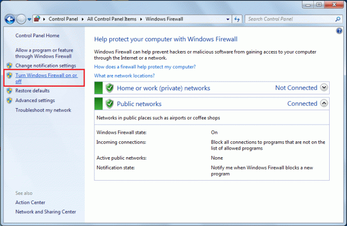 Kairiajame skydelyje pasirinkite Įjungti arba išjungti „Windows Defender“ užkardą