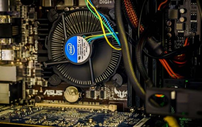Fan kanatlarındaki kabloları temizleyin | CPU Fanının çalışmamasını düzeltin