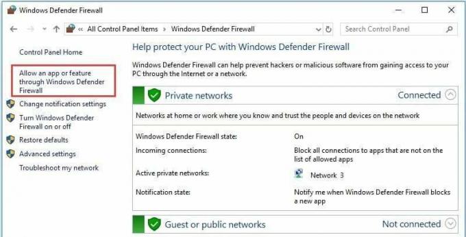 Faceți clic pe opțiunea Permite o aplicație sau o funcție prin Windows Defender Firewall din stânga.