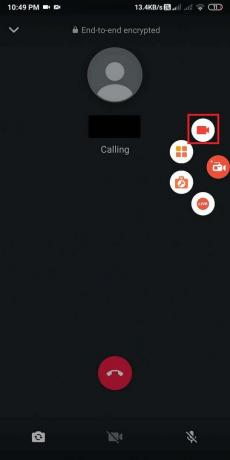 trykk på det oransje kameraikonet for å begynne å spille inn WhatsApp-videoen. | Hvordan ta opp WhatsApp-video- og taleanrop
