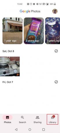 เปิด Google Photos แล้วแตะที่ Library