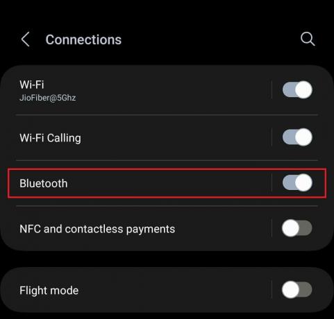 Ouvrez Paramètres sur votre téléphone, appuyez sur Connexions et activez Bluetooth.