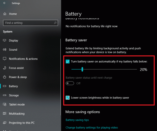 поставете отметка в квадратчето, което казва опцията „Намаляване на яркостта на екрана, докато сте в режим на пестене на батерия“.