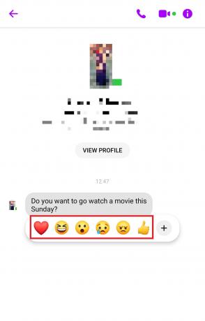 Tocca e tieni premuto su un messaggio nella chat per aprire la tavolozza delle emoji di reazione. | Come cambiare il colore della pelle delle Emoji su Messenger