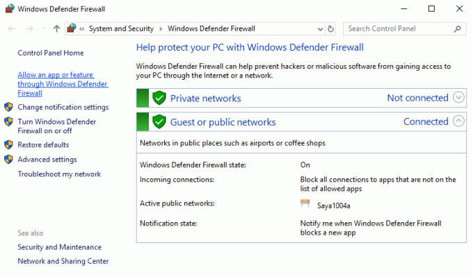 Klik på 'Tillad en app eller funktion gennem Windows Defender Firewall'