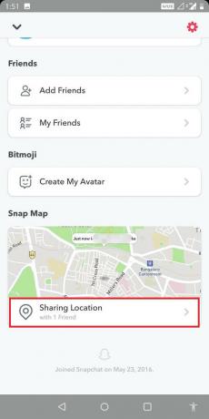 Du hittar ett alternativ under Snapchat-kartan som anger Dela plats med. Siffran som nämns bredvid är antalet personer som är dina vänner på Snapchat.