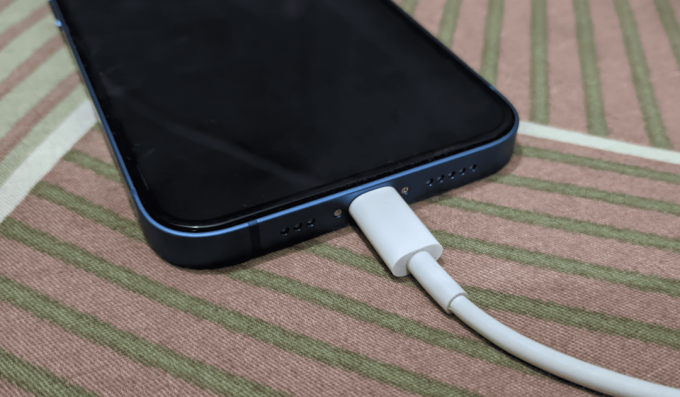 iPhone koblet til med USB-kabel