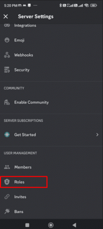 Desplácese hacia abajo y toque Roles 