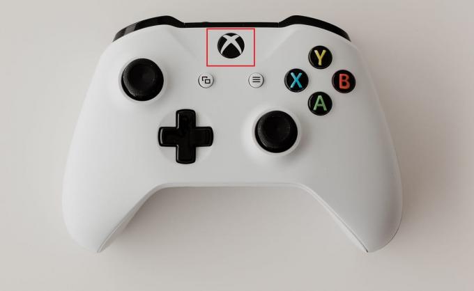 Tryck på Xbox-knappen från handkontrollen för att starta guiden.