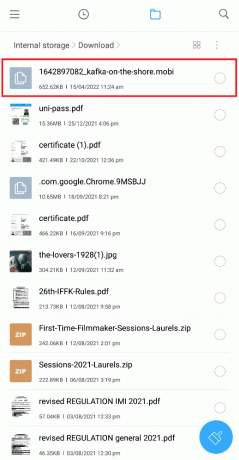 फोल्डर में डाउनलोड की गई MOBI फाइल को चुनें