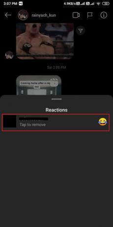 appuyez sur l'emoji et sélectionnez " appuyez pour supprimer". Cela supprimera votre réaction emoji de l'image. 