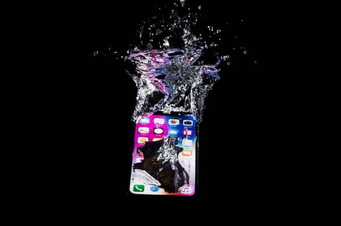 De ce este scăpat telefonul în apă atât de periculos