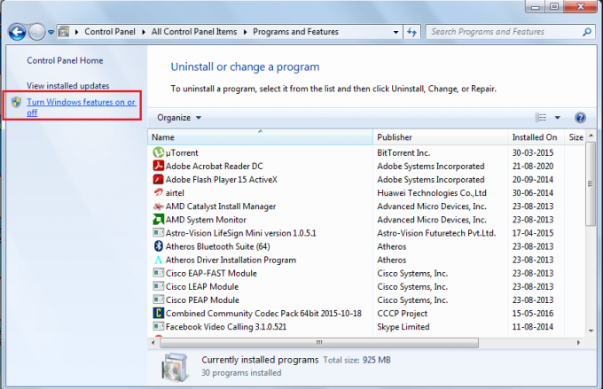 Spustelėkite funkciją Įjungti arba išjungti „Windows“ | Pataisykite „Windows 7“ naujinimus, kurie neatsisiunčiami