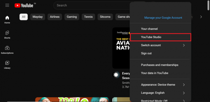 Apri YouTube e fai clic sull'icona del tuo profilo nell'angolo in alto a destra e seleziona YouTube Studio | Come sottotitolare automaticamente i cortometraggi di YouTube