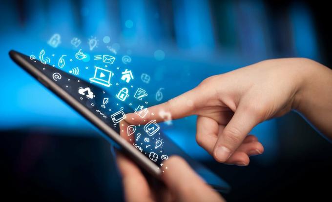 Pokazivanje prstom na tabletu, koncept društvenih medija | Koliko podataka trebate?