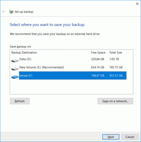 Selectați hard diskul extern pe care doriți să stocați backup-ul Windows și faceți clic pe Următorul